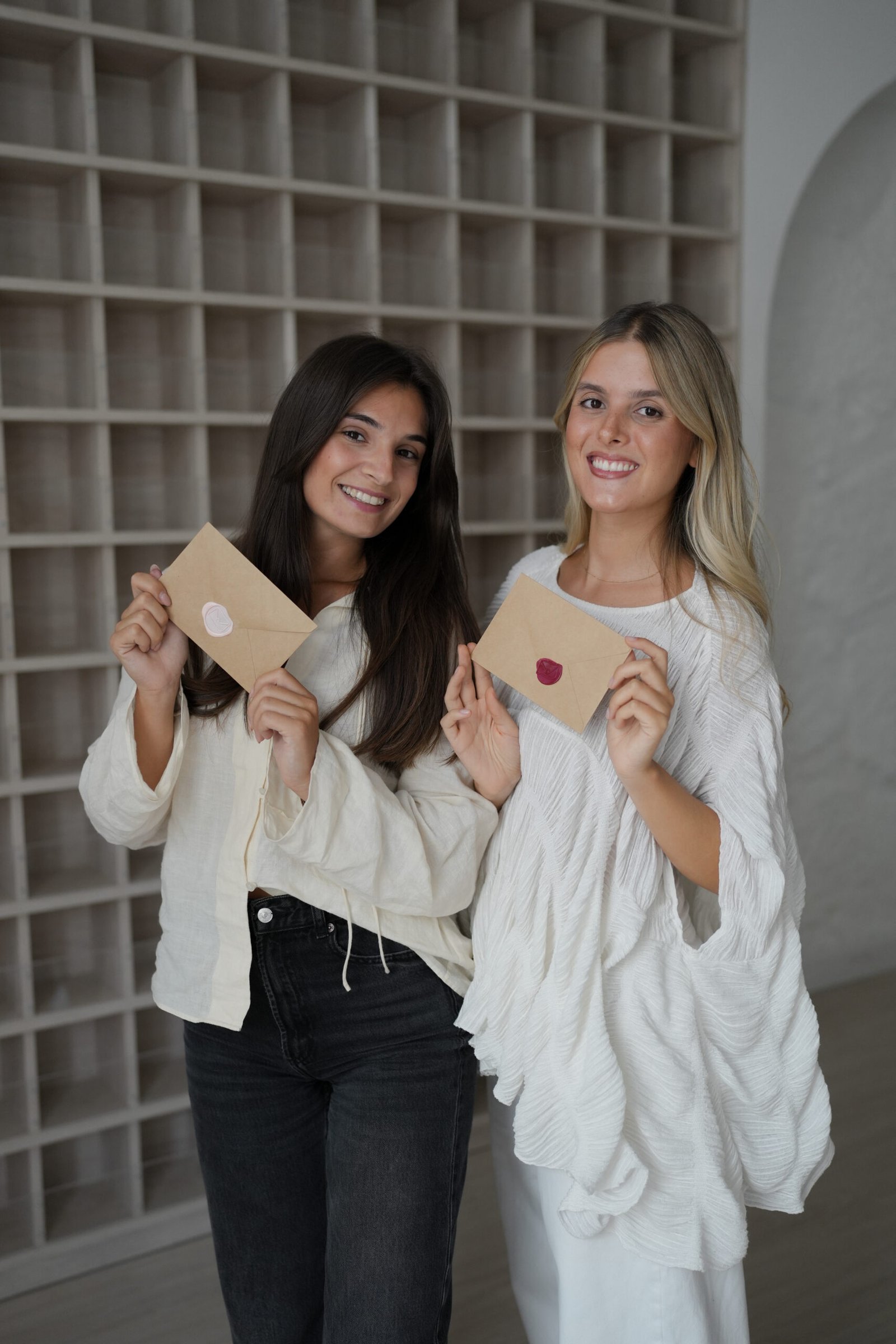Mariana e Bárbara, fundadoras do Lembrar-me-ei, com as suas cartas